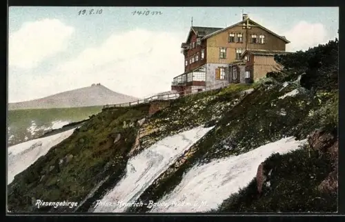 AK Prinz Heinrich-Baude im Riesengebirge, Partie am felsigen Hang, Blick zur Schneekoppe
