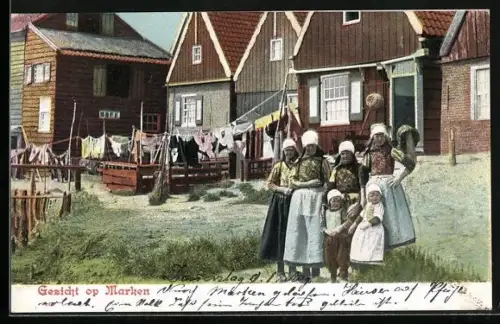 AK Gezicht op Marken, niederländische Bauernfamilie im Garten stehend