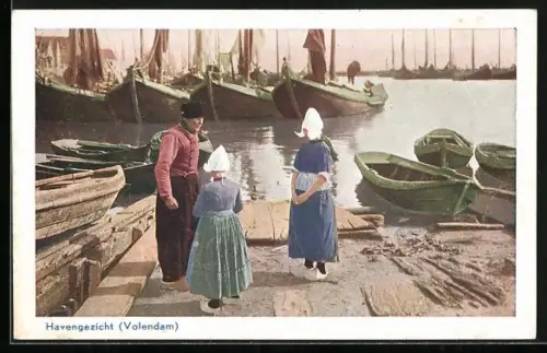 AK Havengezicht, Niederländer in Trachten, Boote