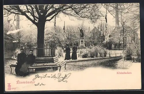 AK Neumünster, Kleinflecken, Parkanlage mit Denkmal und Sitzbänken
