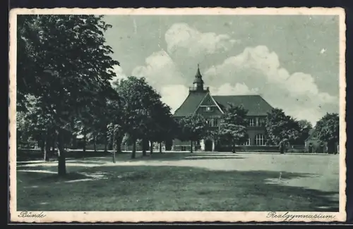 AK Bünde, Realgymnasium, Ansicht von einer Wiese aus