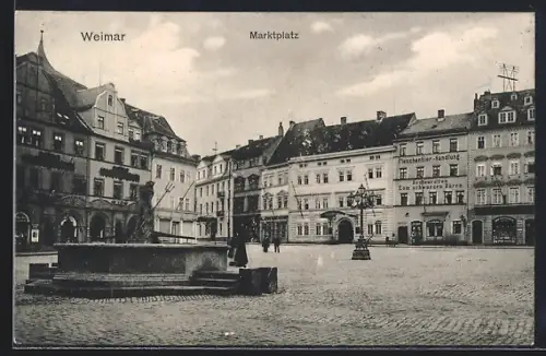AK Weimar / Thür., Marktplatz mit Geschäften und Brunnen