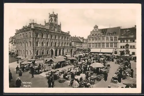 AK Weimar / Thür., Sicht auf belebten Marktplatz