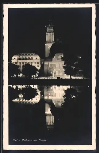 AK Kiel, Rathaus u. Theater vom Wasser aus, Ansicht bei nächtlicher Beleuchtung