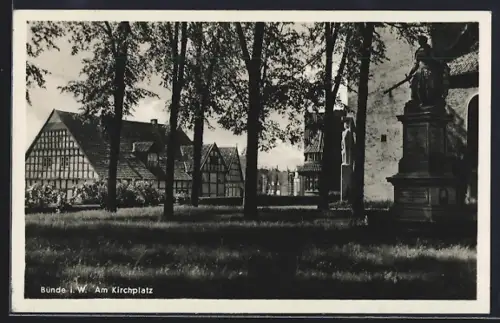 AK Bünde i. W., Denkmal am Kirchplatz, altes Fachwerkhaus