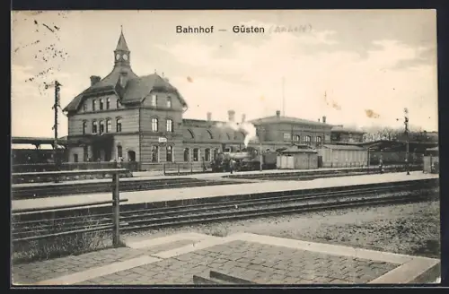 AK Güsten / Anhalt, Bahnhof mit Dampflok