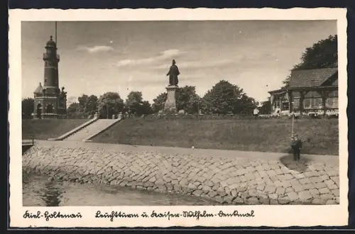 AK Kiel-Holtenau, Leuchtturm u. Kaiser-Wilhelm-Denkmal mit Gasthaus, Uferbefestigung