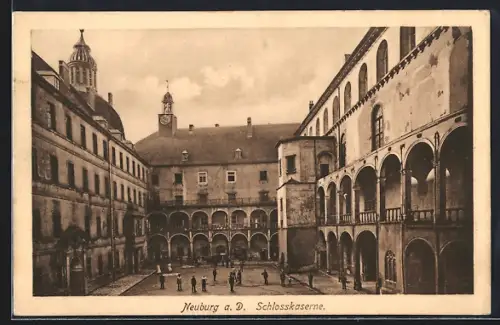 AK Neuburg a. D., Schlosskaserne, Hofansicht