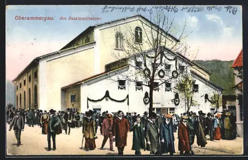 AK Oberammergau, Passanten am Passionstheater