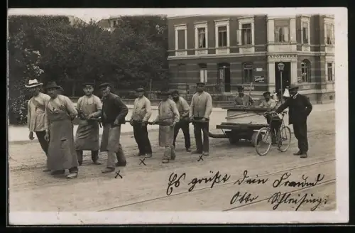 Foto-AK Weimar / Thür., Am Strasseneck Brennerstrasse 2, Arbeiter, Apotheke