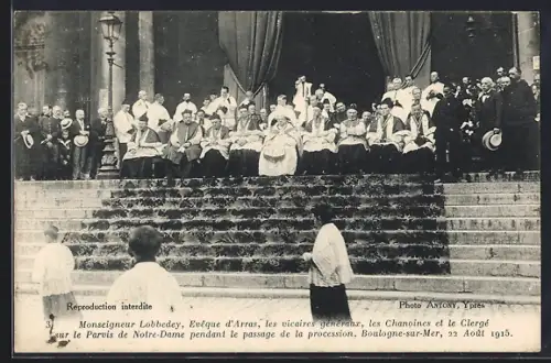AK Boulogne-sur-Mer, L`Eveque d`Arras sur le Parvis de Notre-Dame pendant le passage de la procession, 22 Aout 1915