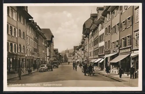AK Waldshut a. Rhein, Kaiserstrasse mit Geschäften