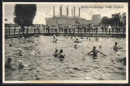 AK Berlin-Lichtenberg, Städt. Flussbad mit Schwimmern
