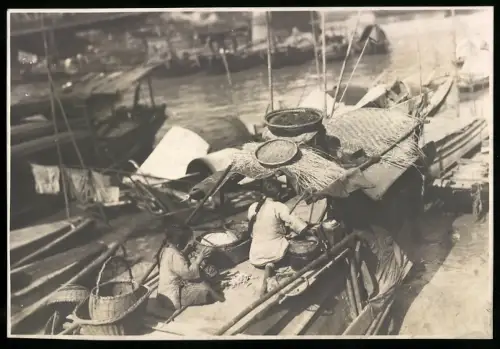 Fotografie chinesische Mutter mit ihrer Tochter auf ihrem Boot beim trocknen der Gewürze