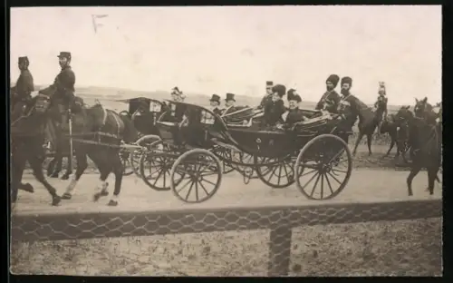 Fotografie Zarin Alexandra Fjodorowna von Russland mit Kosaken in der Kutsche