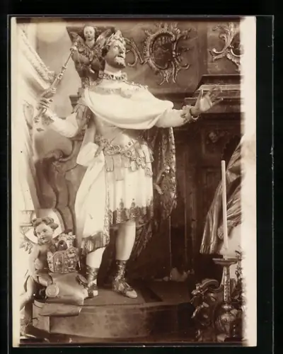 5 Fotografien Erika Diener, Frankfurt / Main, Statuen und Figuren in einer christlichen Kirche