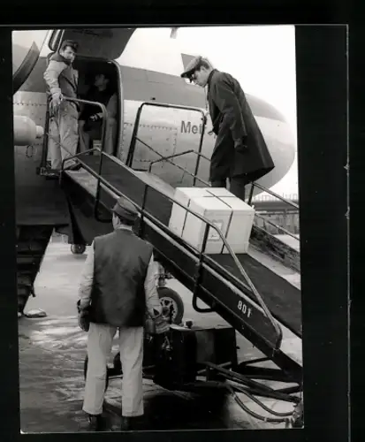 Fotografie Flughafen Köln-Bonn, Convair CV-440 Metropoliton, Bodenpersonal belädt das Flugzeug