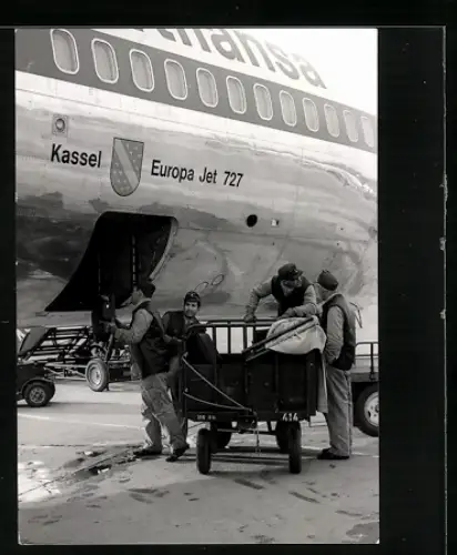 Fotografie Flughafen Köln-Bonn, Bodenpersonal belädt eine Boeing 727 der Lufthansa