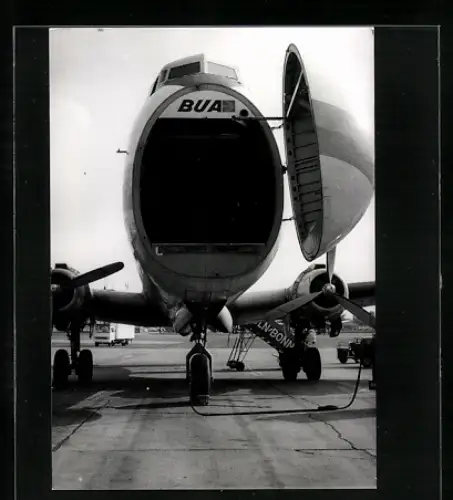 Fotografie Flughafen Köln-Bonn, Transportflugzeug mit geöffneter Flont