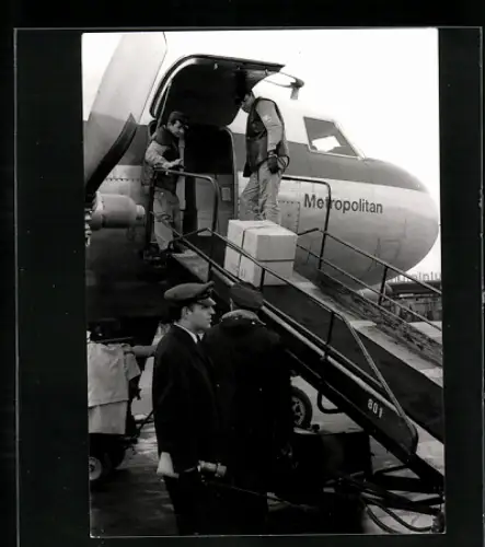 Fotografie Flughafen Köln-Bonn, Convair CV-440 wird durch Bodenpersonal beladen