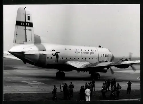 Fotografie Flughafen Köln-Bonn, US Air force Flugzeug des Military Transport Service, Kennung O-20950