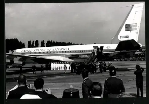 Fotografie Flughafen Köln-Bonn, Air Force One, Präsidenten Maschine mit Geleitschutz