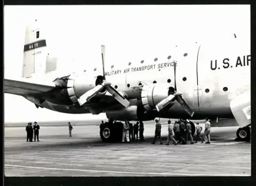 Fotografie Flughafen Köln-Bonn, US Transportflugzeug des Military Transport Service, Kennung O-20950