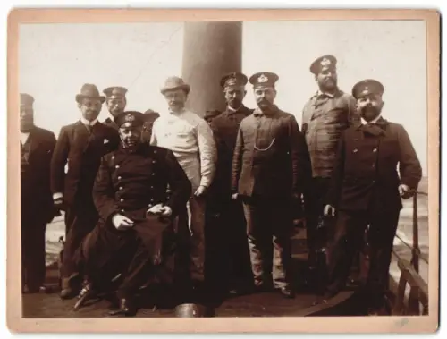 Fotografie Besatzung des Torpedoboot S 22 an Bord, wurde 1916 durch eine Mine versenkt. 1898