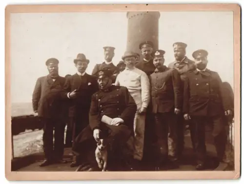 Fotografie Torpedoboot S 22, Besatzung mit Diensthund an Bord, Boot ist 1916 auf Mine aufgelaufen und gesunken, 1898