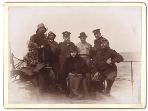 Fotografie S.M. Torpedoboot S 34, Besatzung an Deck auf offner See, Mai 1897