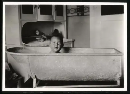 Fotografie niedliches kleines Kind in einer Zinkbadewanne