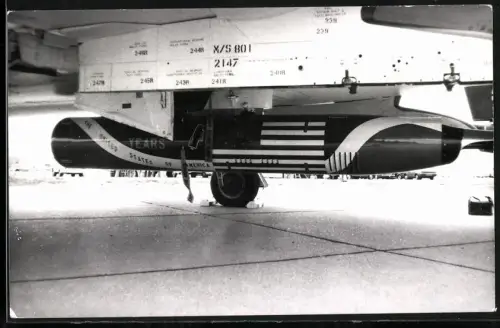 Fotografie Flugzeug mit Bombe samt Aufschrift 200 Years the united States of America