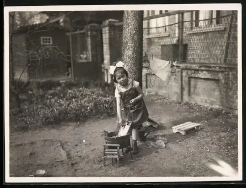 Fotografie niedliches Kleines Mädchen mit Kinder Waschzuber und Waschbrett