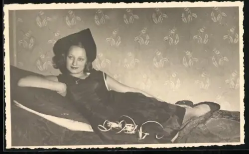 Fotografie junge Frau im Kostüm mit Luftschlangen, Fasching