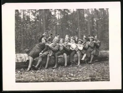 Fotografie junge Männer und Frauen reiten auf einem Baumstamm in Wandlitz, 1931