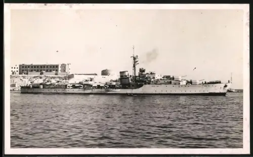 Fotografie Joseph Pavia, Valetta, Kriegsschiff R80 verlässt den Hafen