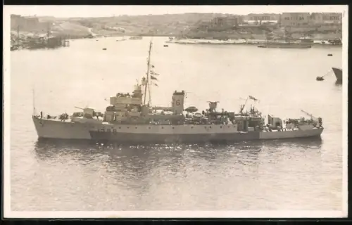 Fotografie Joseph Pavia, Valetta, Kriegsschiff mit Kennung J288, Lightfoot