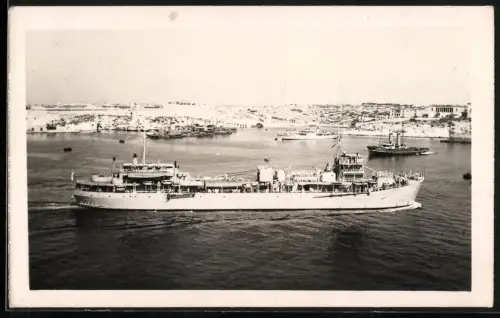 Fotografie Joseph Pavia, Valletta, Ansicht Valletta, Schiff LSE 50 vor der Stadt