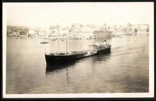 Fotografie Joseph Pavia, Valletta, Frachter Blue Ranger vor der Küste
