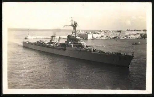 Fotografie Joseph Pavia, Valletta, Kriegsschiff Tourville vor Malta