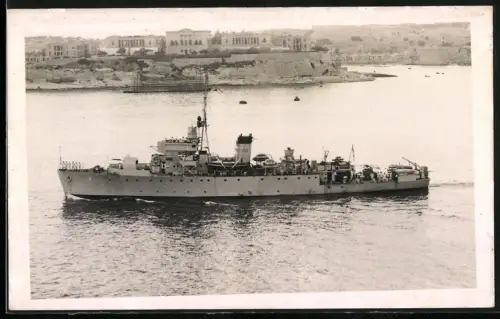 Fotografie Joseph Pavia, Valletta, Battle Class Destroyer HMS Coquette vor Malta