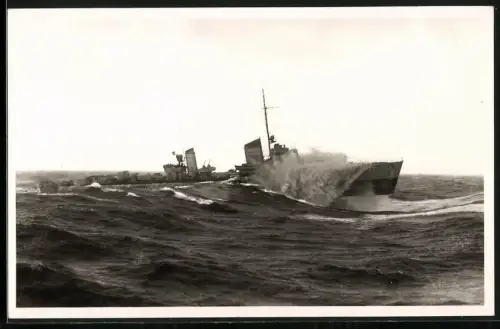 Fotografie Torpedoboot Iltis der Kriegsmarine bei stürmiger See
