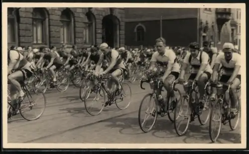 Fotografie Jähnig, Fahrrad, Radrennfahrer Täve Schur auf Rennrad