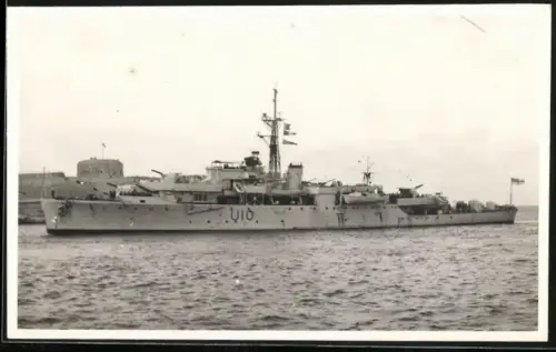 Fotografie A. & J. Pavia, Valletta, britisches Kriegsschiff U10