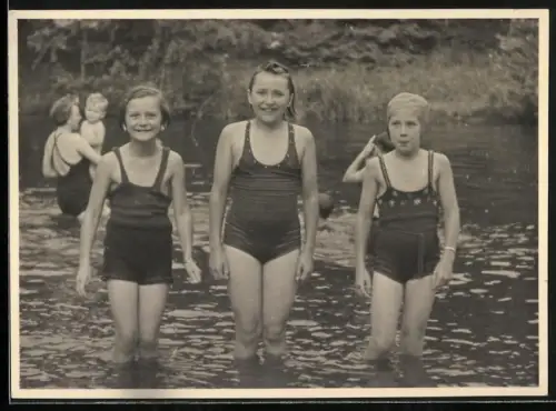 Fotografie drei junge Mädchen beim Badeb im See, Badeanzug