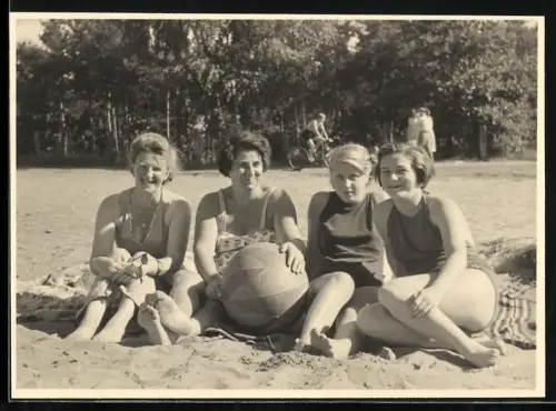 Fotografie vier Frauen am Strand in Badeanzügen