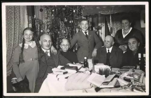 Fotografie Familie zu Weihnachten im Kriegsjahr 1936, Lametta am Weihnachtsbaum, Mädchen mit Zöpfen