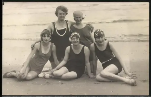 Fotografie fünf junge Frauen am Strand in Badeanzug