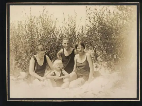 Fotografie drei junge Frauen und Kind in Badeanzügen