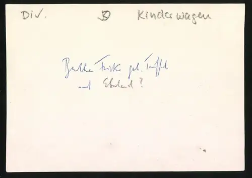Fotografie Mutter mit ihrem Kind in verzierten Kinderwagen